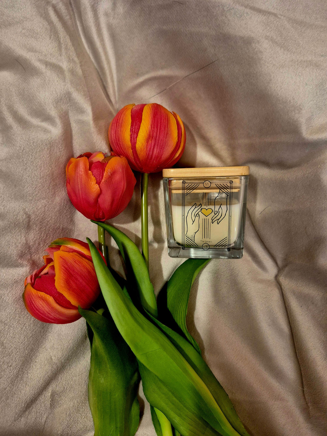 La Candela dell'Amore: Accendi la Magia del Cuore